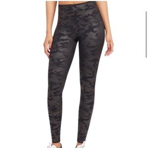 🌻SPANX Black Camouflage Leggings